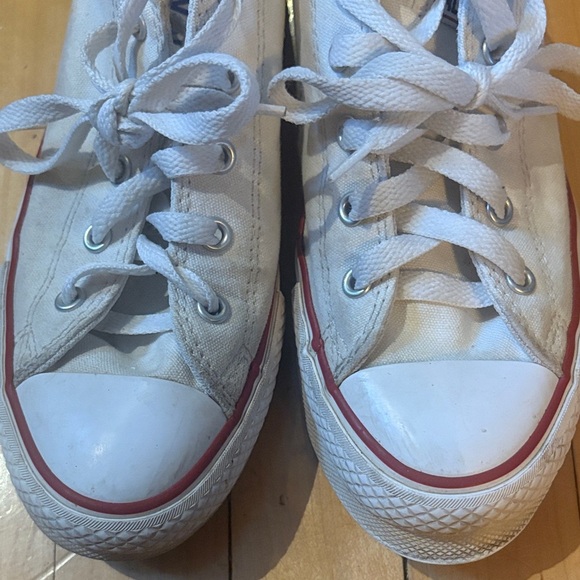 Stylish White Kids Converse All Star Sneakers with Red Accents girls size 4 - Picture 8 of 9